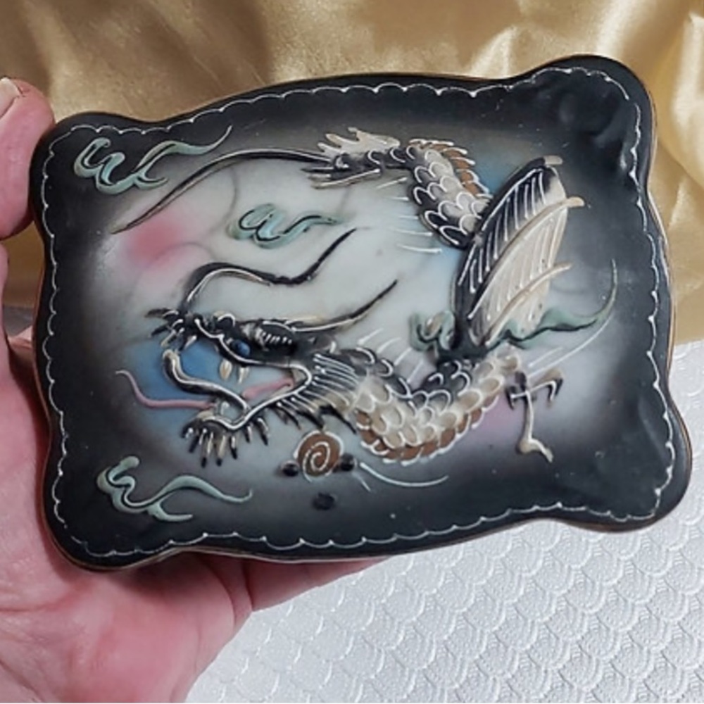 1930’s Moriage Dragonware Porcelain dresser lidded jewelry box w/2 small… - Picture 7 of 8
